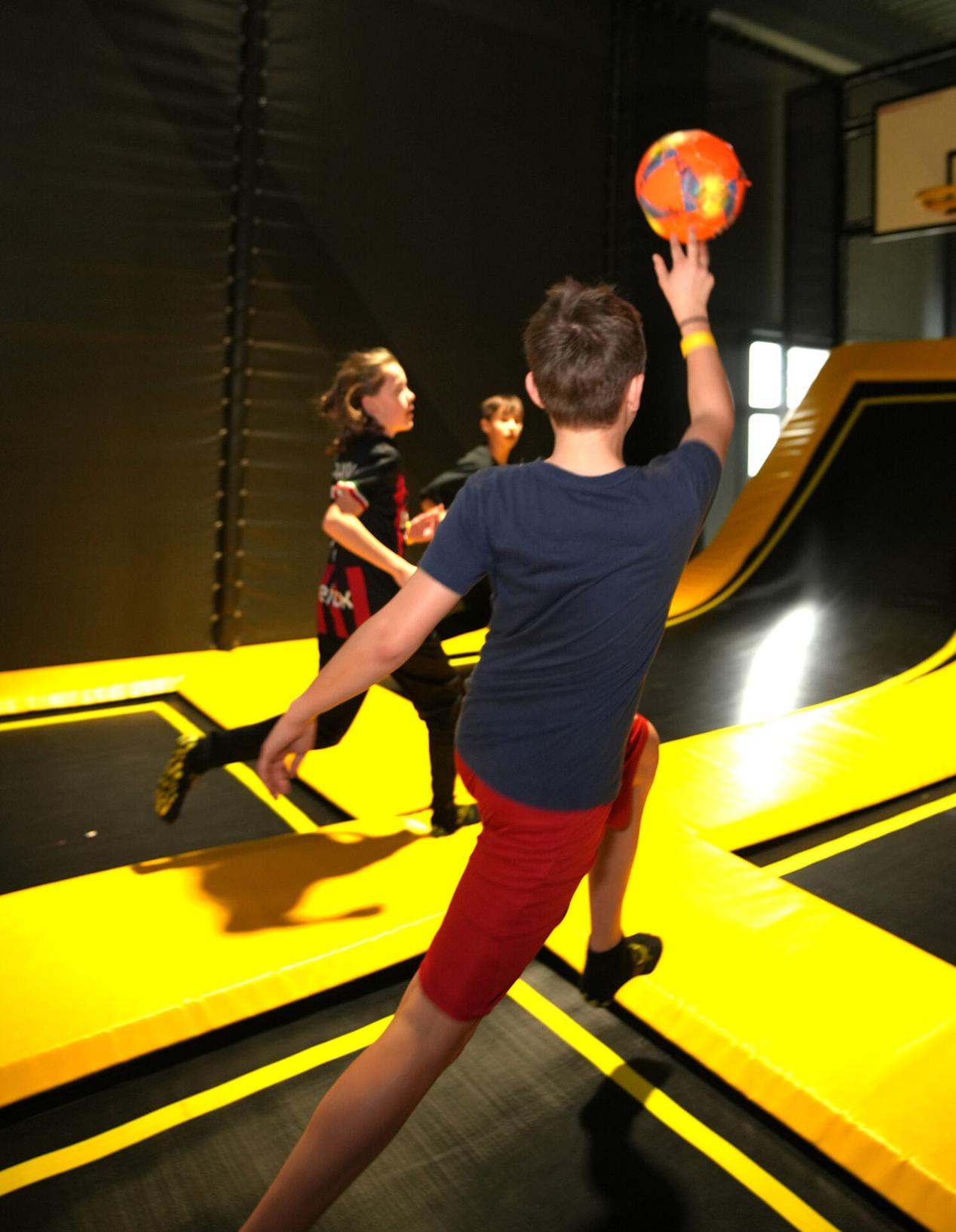 Zwei Kinder spielen auf dem Basketball-Trampolinfeld
